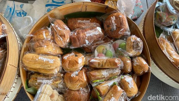 Kasinem salah satu Mbok Tenong Trubus dan aneka kue yang dijualnya. Kasinem saat ditemui di depan Toko Roti Trubus, Selasa (26/9/2023).