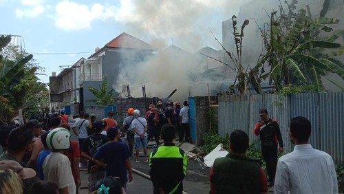 Kebakaran gudang penyimpanan kayu bekas di Jalan Tukad Irawadi Gang Nuansa Irawadi, Kelurahan Panjer, Kecamatan Denpasar Selatan. (Dok. Polresta Denpasar)