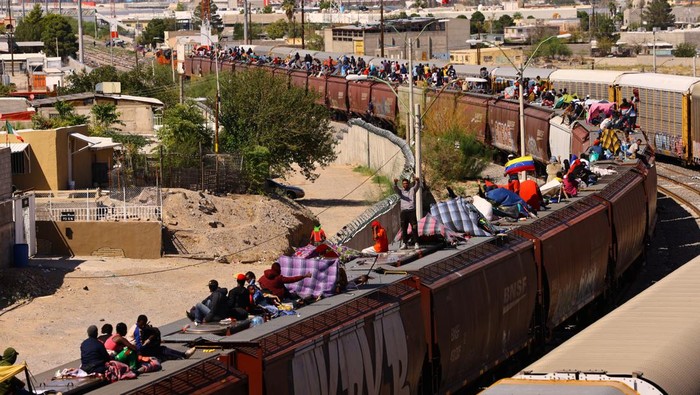 Kelakuan Migran Ilegal Numpang Kereta Barang buat ke AS Migrants travel on a train with the intention of reaching the United States, in Ciudad Juarez, Mexico September 20, 2023. REUTERS/Jose Luis Gonzalez