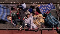 Migran itu menumpang kereta barang dengan tujuan mencapai AS.  