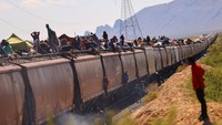 Dilaporkan beberapa ribu migran yang tidak memiliki izin resmi menunggu di atas kereta barang atau di sekitar halaman stasiun kereta di kota-kota yang terletak di sepanjang jalur menuju perbatasan AS.  