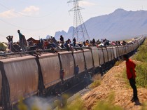 Aksi Nekat Migran Ilegal Numpang Kereta Barang buat ke AS