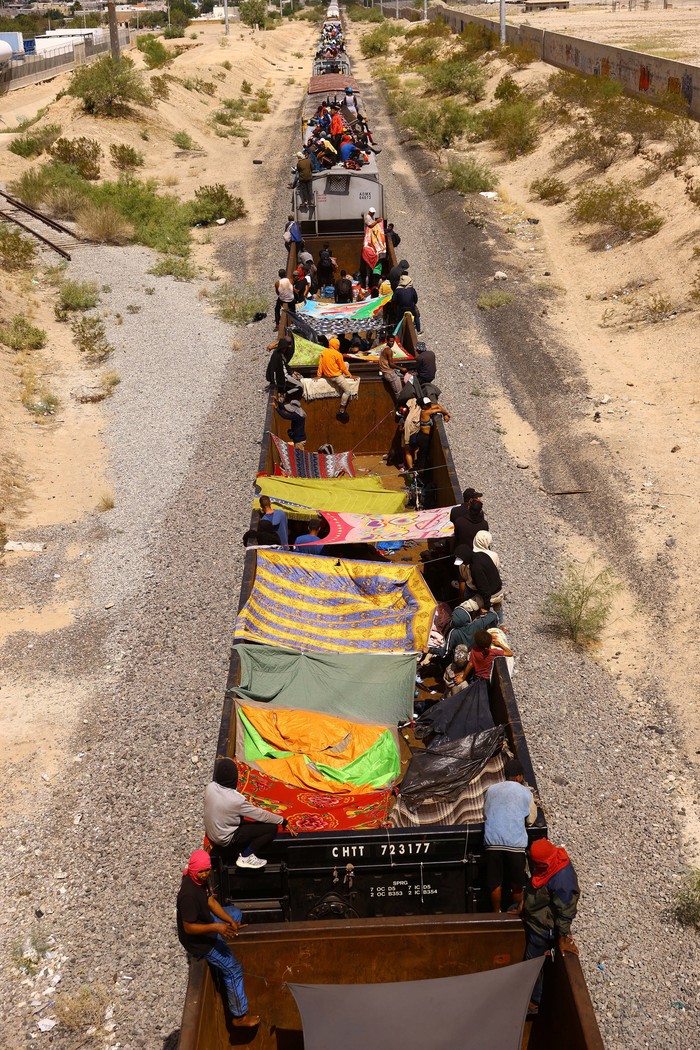 Kelakuan Migran Ilegal Numpang Kereta Barang buat ke AS Migrants travel on a train with the intention of reaching the United States, in Ciudad Juarez, Mexico September 20, 2023. REUTERS/Jose Luis Gonzalez