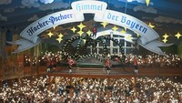 Para pengunjung menyalakan kembang api untuk merayakan hari terakhir Oktoberfest, di Munich, Jerman, Selasa (3/10/2023).  
