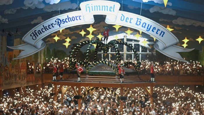 Kemeriahan Hari Terakhir Oktoberfest di Jerman Attendees light sparklers to celebrate at the end of the Oktoberfest, in Munich, Germany, October 3, 2023. REUTERS/Angelika Warmuth