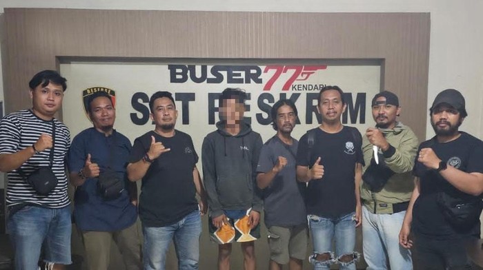 Polisi menangkap pria berinisial APR alias A (23), pelaku penyekapan dan penganiayaan terhadap gadis ABG berinisial SS (15) di Kendari, Sulawesi Tenggara (Sultra).