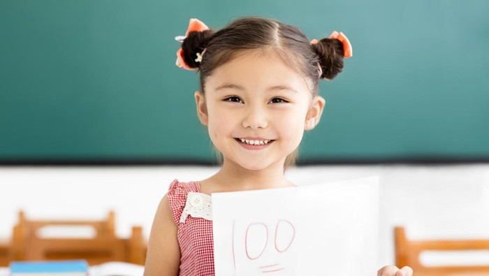 Kepala anak besar tanda cerdas