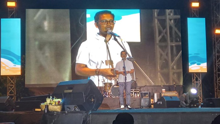 Kepala Dinas Pariwisata Badung I Nyoman Rudiarta menutup Festival Bahari Kuta, Rabu (4/10/2023). (Aryo Mahendro/detikBali).