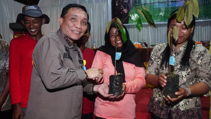 Kepala Kejati Sulsel Leonard Eben Ezer Simanjuntak saat mengunjungi Kampung Pangan Adhyaksa di Lutim.