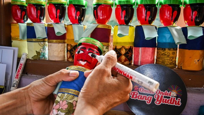Perajin menata suvenir ondel-ondel dari limbah botol plastik di industri rumahan Ondel-Ondel Bang Yudhi, Ciputat, Tangerang Selatan, Banten, Rabu (4/10/2023). UMKM tersebut memanfaatkan limbah botol plastik untuk dijadikan beragam suvenir berbentuk ondel-ondel yang dijual Rp20 ribu hingga Rp700 ribu per buah. ANTARA FOTO/Sulthony Hasanuddin/aww.