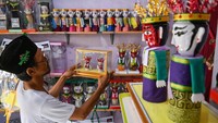 UMKM tersebut memanfaatkan limbah botol plastik untuk dijadikan beragam suvenir berbentuk ondel-ondel yang dijual Rp 20 ribu hingga Rp 700 ribu per buah.