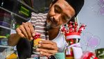 Keren, Perajin Ini Sulap limbah Botol Plastik Jadi Ondel-ondel