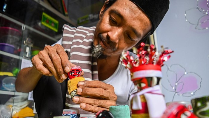 Kerajinan ondel-ondel dari limbah botol plastik Perajin menata suvenir ondel-ondel dari limbah botol plastik di industri rumahan Ondel-Ondel Bang Yudhi, Ciputat, Tangerang Selatan, Banten, Rabu (4/10/2023). UMKM tersebut memanfaatkan limbah botol plastik untuk dijadikan beragam suvenir berbentuk ondel-ondel yang dijual Rp20 ribu hingga Rp700 ribu per buah. ANTARA FOTO/Sulthony Hasanuddin/aww.