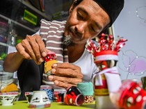 Keren, Perajin Ini Sulap limbah Botol Plastik Jadi Ondel-ondel