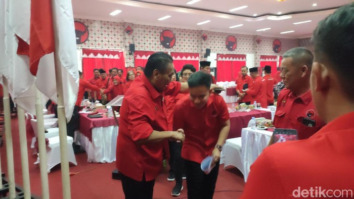 Ketua DPD PDIP Jateng Bambang Wuryanto bersalaman dengan Wali Kota Solo Gibran Rakabuming usai Rakerda PDIP Jateng di Semarang, Rabu (4/10/2023).