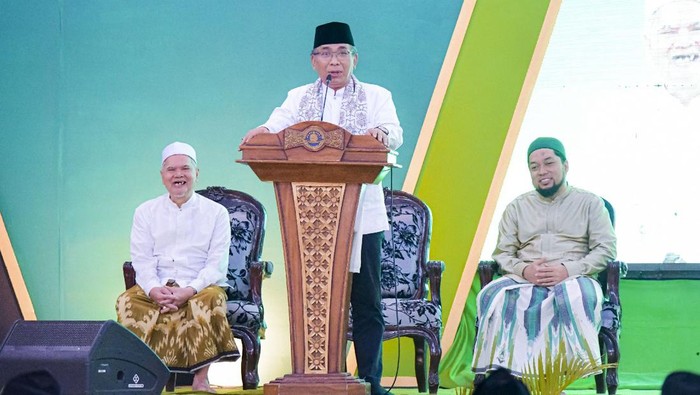 Gus Yahya mengajak ulama NU untuk membantu menyelesaikan konflik yang ada di tengah masyarakat dalam acara Kick Off Halaqah Fikih Peradaban II.