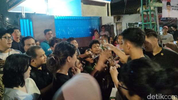 Ketum PSI Kaesang Pangarep menyambangi Kampung Pengarengan di Kelurahan Jatinegara, Jakarta Timur (Jaktim). Kedatangan Kaesang disambut meriah oleh warga. (Dwi Rahmawati/detikcom)
