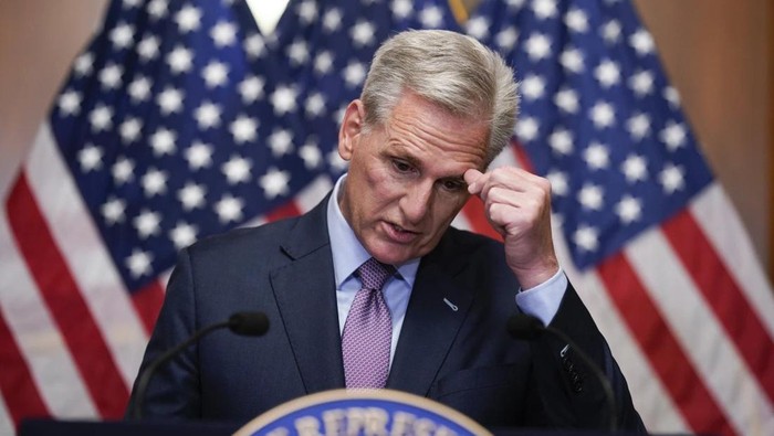 Kevin McCarthy dari Partai Republik berbicara kepada wartawan usai dilengserkan dari jabatan Ketua DPR AS. (AP Photo/J. Scott Applewhite)