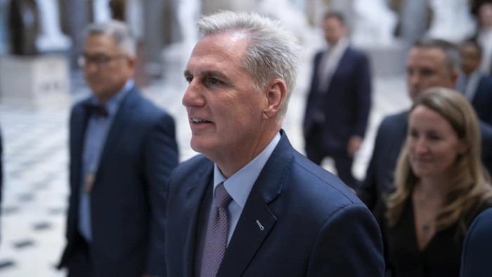 Kevin McCarthy meninggalkan ruang sidang DPR AS udai dicopot dari jabatannya sebagai Ketua DPR AS. (AP Photo/J. Scott Applewhite)