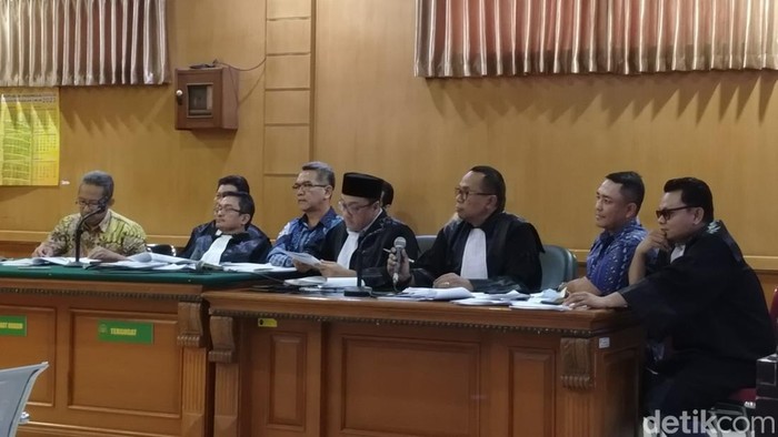 Khairur Rijal ditegur hakim di persidangan kasus korupsi proyek Bandung Smart City yang digelar di Pengadilan Tipikor Bandung, Rabu (4/10/2023).