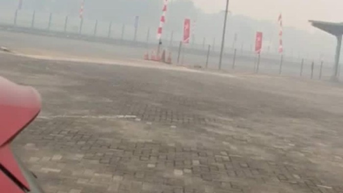 Kondisi kabut asap di Bandara Syamsudin Noor Banjarbaru.