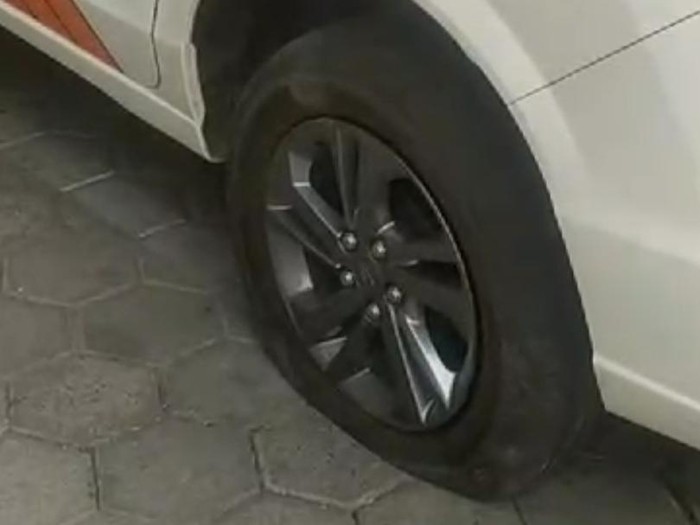Kondisi mobil yang dibobol maling di parkiran warung makan di Desa Mranak, Wonosalam, Kabupaten Demak. Diunggah Rabu (4/10/2023).