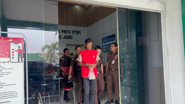 Jangcik, Ketua Pokmas Proyek Pamsimas Desa Rukam, Muaro Jambi ditahan Kejari Muaro Jambi.