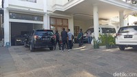 KPK membawa satu koper dan sebuah mobil Audi berwarna hitam usai menggeledah rumah pribadi Mentan SYL. (Ahmad Nurfajri Syahidallah/detikSulsel)