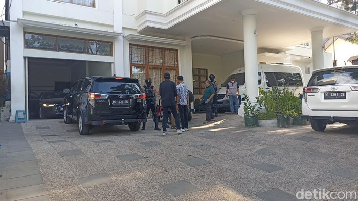 KPK saat menggeledah rumah pribadi Mentan SYL di Jalan Pelita Raya, Makassar, sekitar pukul 16.00, Rabu (4/10).