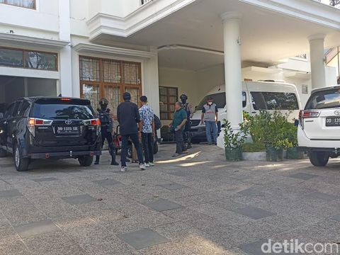 KPK saat menggeledah rumah pribadi Mentan SYL di Jalan Pelita Raya, Makassar, sekitar pukul 16.00, Rabu (4/10).