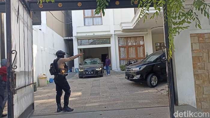 KPK saat menggeledah rumah pribadi Mentan SYL di Jalan Pelita Raya, Makassar, sekitar pukul 16.00, Rabu (4/10).