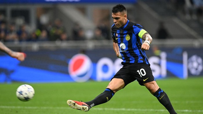Soccer Football - Champions League - Group D - Inter Milan v Benfica - San Siro, Milan, Italy - October 3, 2023 Inter Milans Lautaro Martinez shoots at goal REUTERS/Daniele Mascolo