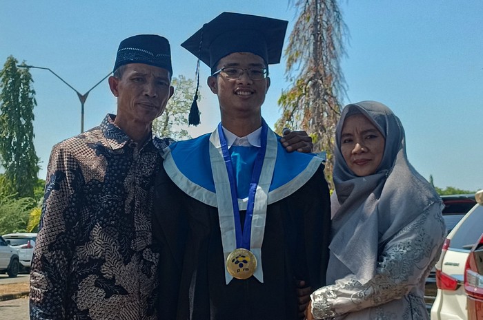Mohammad Firman Ramadhan, lulusan terbaik PENS dengan IPK 3,98