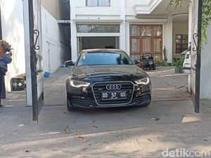 Penampakan Mobil Audi Dibawa KPK dari Rumah Mentan SYL di Makassar