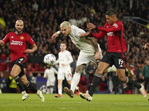 Galatasarays Mauro Icardi, centre, scores his sides third goal during the Champions League group A soccer match between Manchester United and Galatasaray at the Old Trafford stadium in Manchester, England, Tuesday, Oct. 3, 2023. (AP Photo/Dave Thompson)