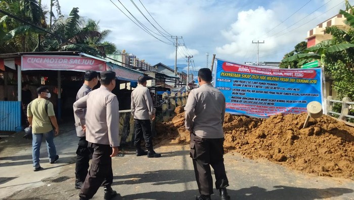 Warga memblokade akses jalan masuk Pasar Wosi, Manokwari, Papua Barat.