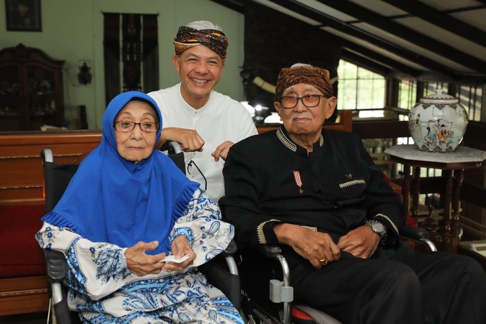 Mantan Gubernur Jawa Barat, Letjen TNI (Purn) Solihin Gautama Purwanegara langsung menyambut dengan hormat ketika Ganjar Pranowo bersilaturahmi ke kediamannya di Bandung, hari ini. Meski duduk di kursi roda, Solihin GP tampak masih tegap dan berwibawa.