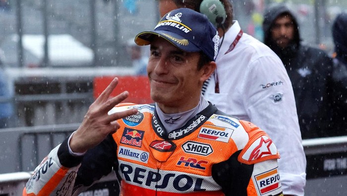 MotoGP - Japanese Grand Prix - Mobility Resort Motegi, Motegi, Japan - October 1, 2023 Repsol Honda Teams Marc Marquez celebrates after finishing third in the MotoGP REUTERS/Issei Kato
