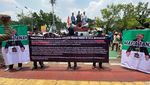 Massa Demo Gedung MA Tuntut Usut Tuntas Mafia Tanah