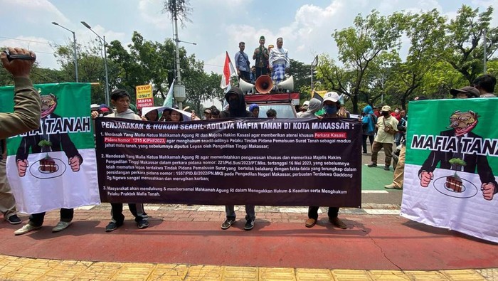Massa Demo Gedung MA Tuntut Usut Tuntas Mafia Tanah Sejumlah massa yang mengatasnamakan Badan Koordinasi Nasional Lembaga Konsultasi dan Bantuan Hukum Mahasiswa Islam (Bakornas LKBHMI PB HMI) mendatangi gedung Mahkamah Agung (MA) di Medan Merdeka, Jakarta Pusat, Rabu (4/10/2023).