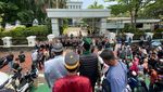 Massa Demo Gedung MA Tuntut Usut Tuntas Mafia Tanah