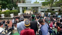 Massa menggelar aksi terkait adanya kejanggalan putusan tingkat banding di PN Makassar yang telah melepas terdakwa Gaddong Dg Ngewa. Gaddong Dg Ngewa sendiri diduga melanggar tindak pidana pemalsuan surat dan penyerobotan terhadap lahan seluas kurang lebih 5.300 m2 di daerah Tanjung Bunga, Makassar, Sulawesi Selatan. Namun Pengadilan Tinggi Makassar melepas terdakwa.