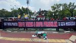 Massa Demo Gedung MA Tuntut Usut Tuntas Mafia Tanah