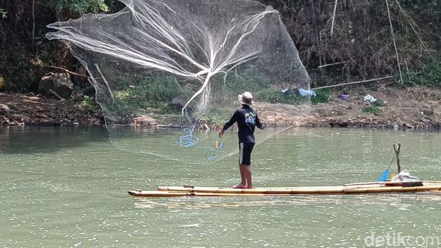 Masyarakat Cijulang ramai-ramai menangkap ikan di Sungai Citanduy saat musim kemarau.
