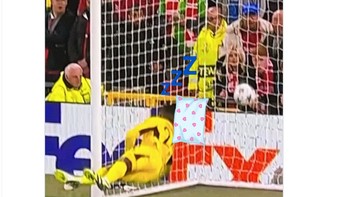 Onana tidur jadi bola bisa menerobos gawang. Foto: Twitter