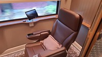 Fitur-fitur yang akan memanjakan para penumpang di Kereta Suite Class Kompartemen tersebut salah satunya yaitu kursi yang dapat direbahkan (reclining) hingga 180 derajat sehingga dapat berfungsi sebagai kasur tidur. Kursi tersebut dapat diputar (revolving) sehingga penumpang dapat menyesuaikan dengan arah perjalanan kereta api.  