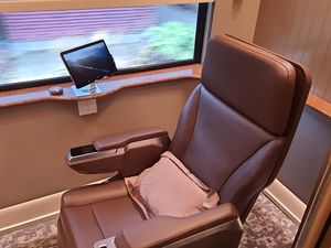 Deretan Keunggulan Kereta Suite Class Kompartemen yang Mewah Luar-Dalam