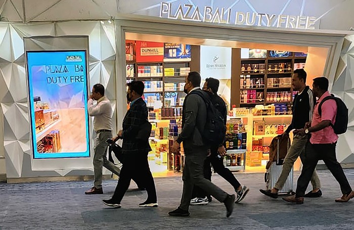 Mentan Syahrul Yasin Limpo Tiba di Indonesia Menteri Pertanian Syahrul Yasin Limpo (kedua kiri) berjalan keluar setibanya dari luar negeri di Terminal 3 Bandara Soekarno Hatta, Tangerang, Banten, Rabu (4/10/2023). ANTARA FOTO/Izzah Syafitri/Bal/aww.