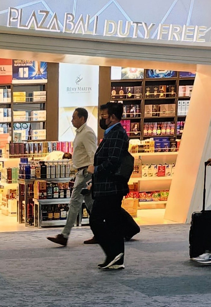 Mentan Syahrul Yasin Limpo Tiba di Indonesia Menteri Pertanian Syahrul Yasin Limpo (kedua kiri) berjalan keluar setibanya dari luar negeri di Terminal 3 Bandara Soekarno Hatta, Tangerang, Banten, Rabu (4/10/2023). ANTARA FOTO/Izzah Syafitri/Bal/aww.