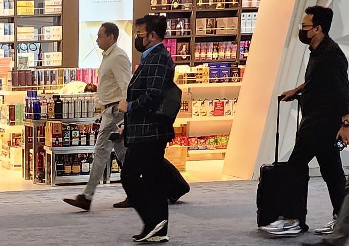 Menteri Pertanian Syahrul Yasin Limpo (kedua kiri) berjalan keluar setibanya dari luar negeri di Terminal 3 Bandara Soekarno Hatta, Tangerang, Banten, Rabu (4/10/2023). ANTARA FOTO/Izzah Syafitri/Bal/aww.